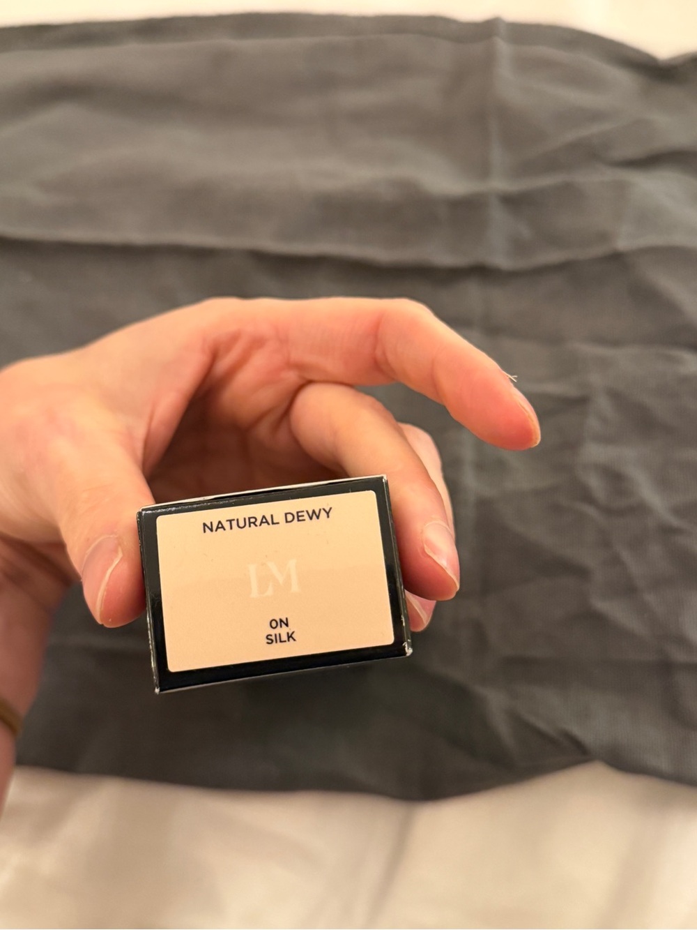 Laura Mercier Tinted Moisturizer- Natural Dewy - Color: 0N Silk - Neutral - NIB - Picture 3 of 8
